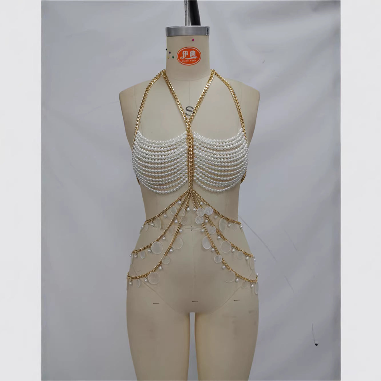Neckholder-Top mit Perlenkette