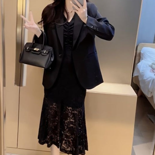 Elegantes schwarzes Spitzenkleid mit V-Ausschnitt