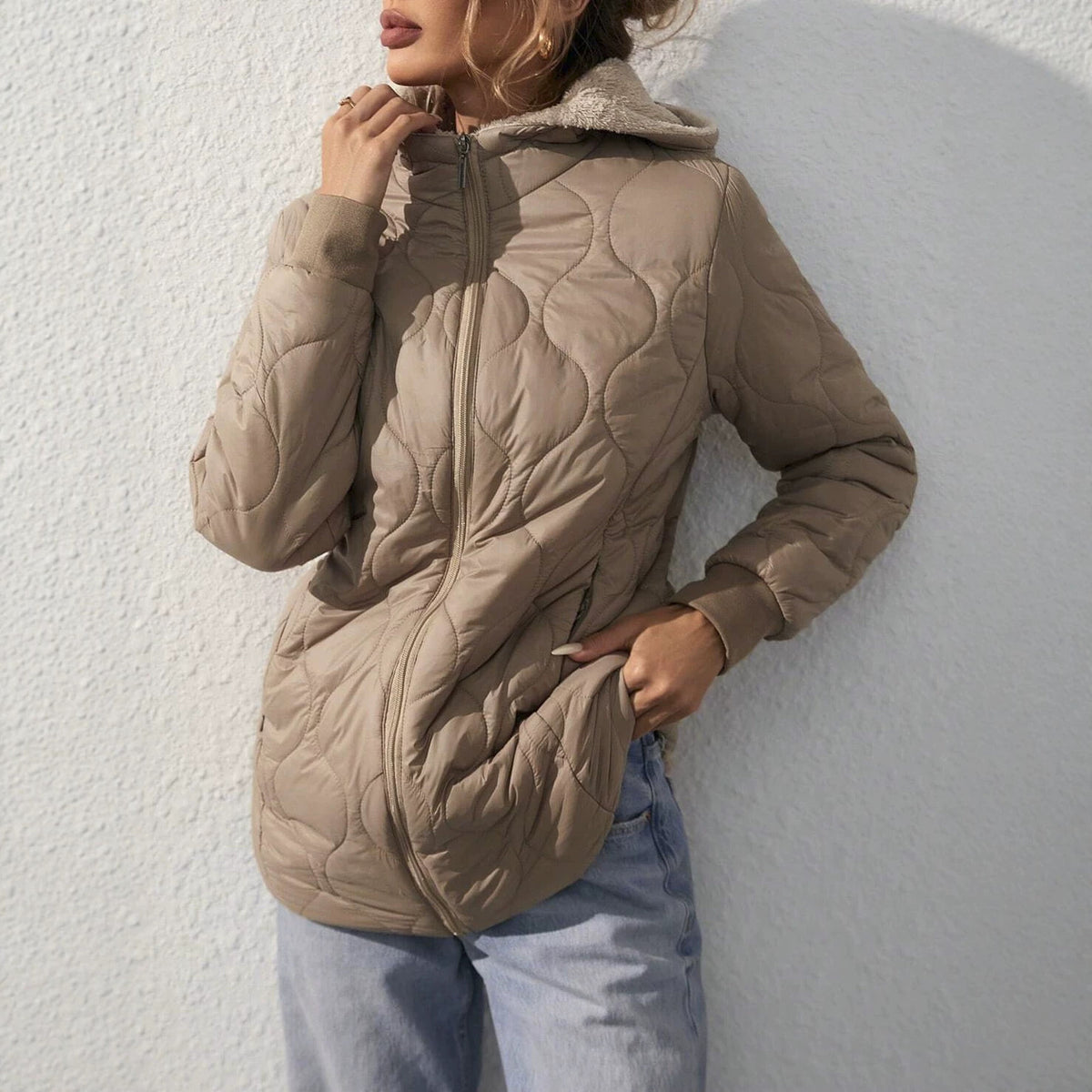 Mid‑Length Daunenmantel mit Fleece‑Futter – Bild 8 | LuxeStyle