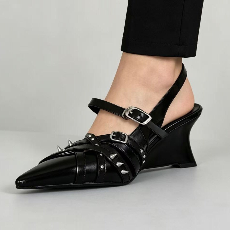 Rückenriemen-Spitzschuh mit Bügel