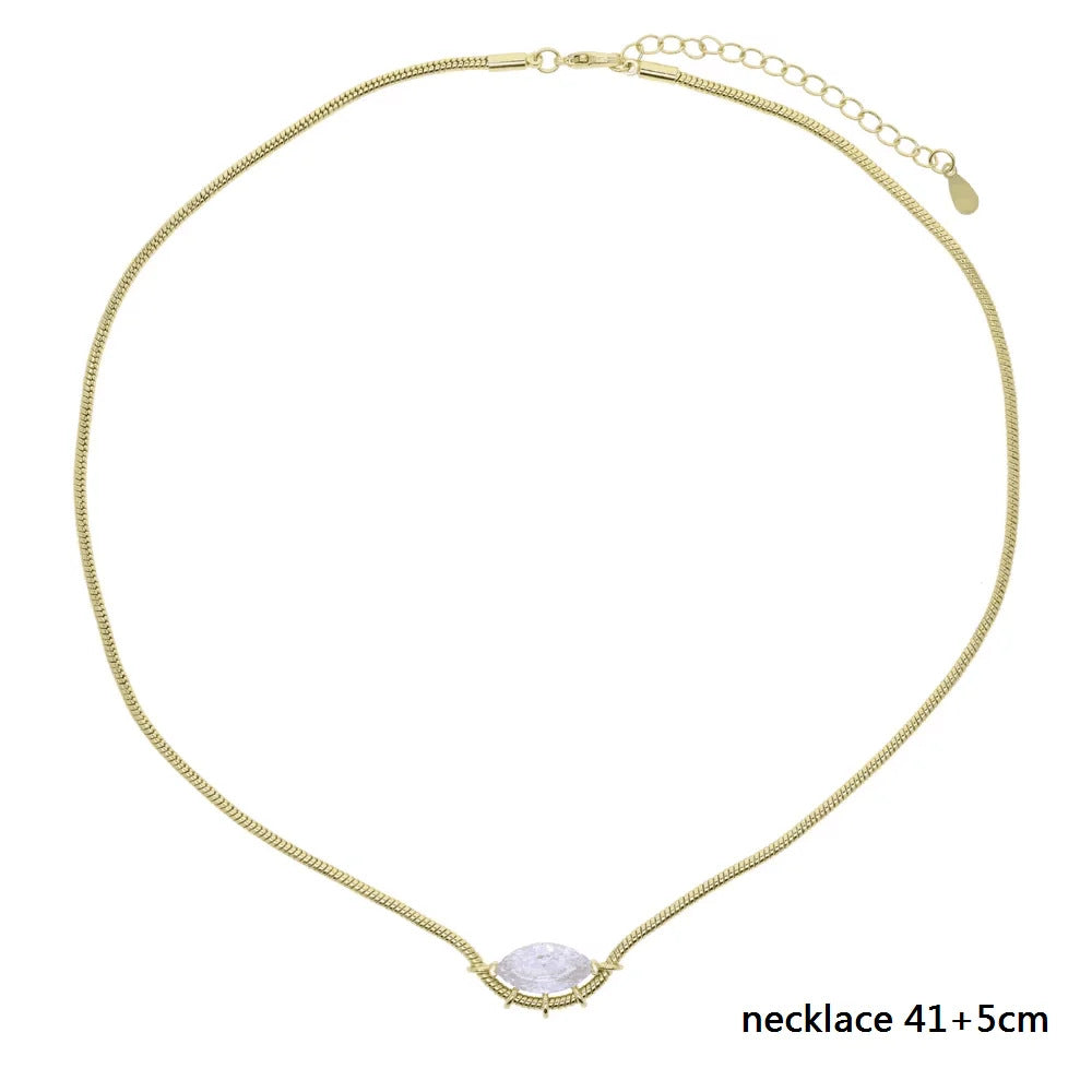 Halskette mit runden Diamanten und Perlen