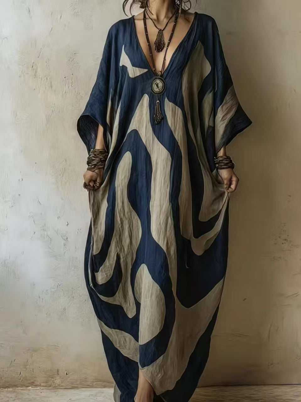 Strandkleid mit V-Ausschnitt und Fledermausärmeln