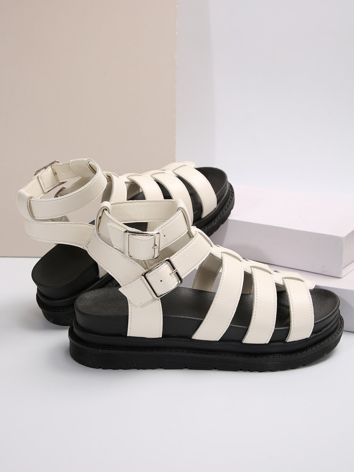 Plateau-Sandalen mit Riemchenschnalle – Bild 14 | LuxeStyle