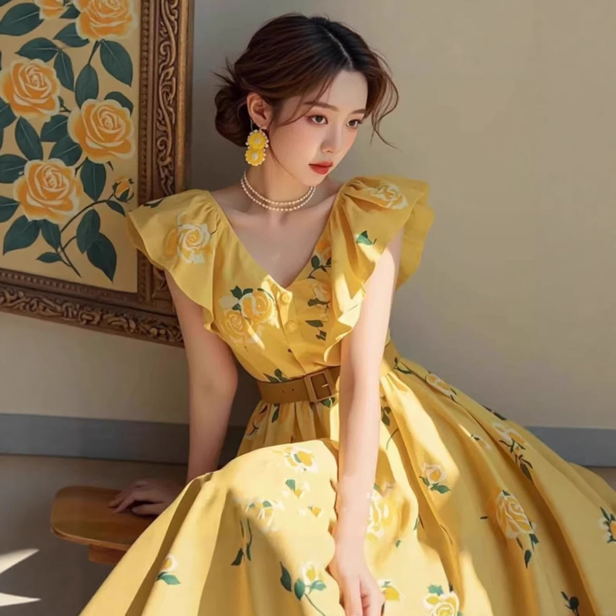 Gelbes Midikleid mit Rosenmuster und Puffärmeln – Bild 3 | LuxeStyle