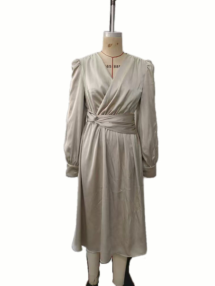 Elegantes Satin-Kleid mit langen Ärmeln