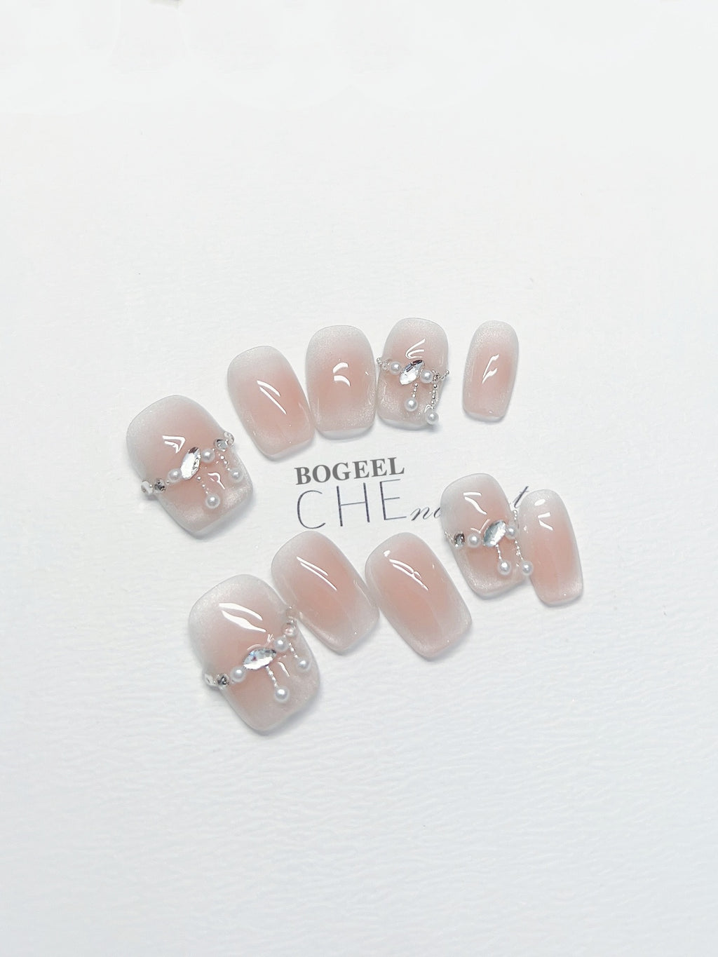 Nagel-Blush mit Strass & Cartoon-Muster