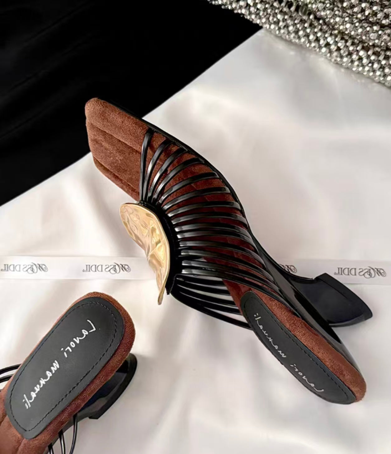 Römer-Sandalen mit dünnen Riemen und Keilabsatz