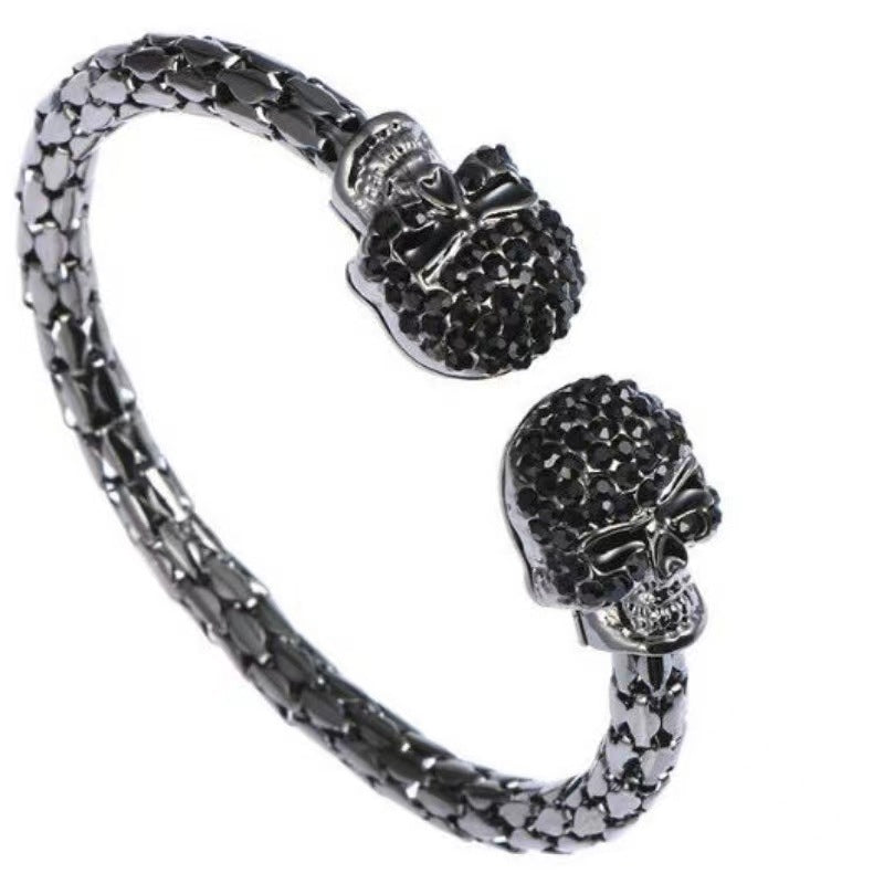 Glitzernder Totenkopf-Armreif mit Diamanten