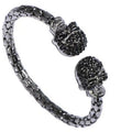 Glitzernder Totenkopf-Armreif mit Diamanten