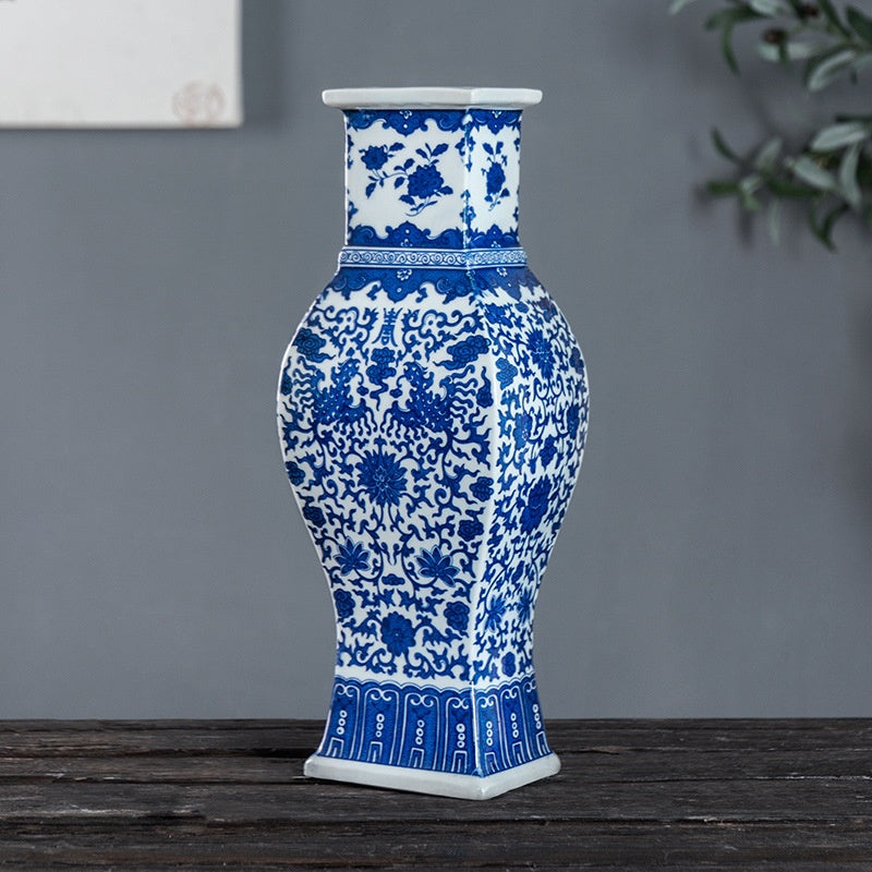 Handbemalte Keramikvase im Antik-Stil
