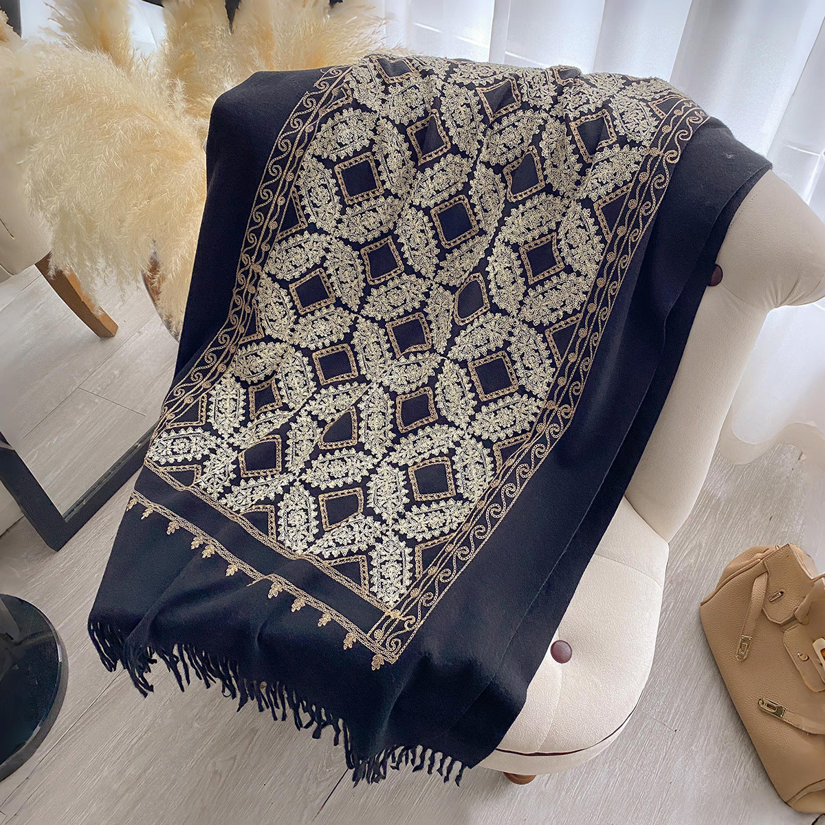 Geometrischer Jacquard Schal mit Quasten · 200 × 70 cm – Bild 1 | LuxeStyle