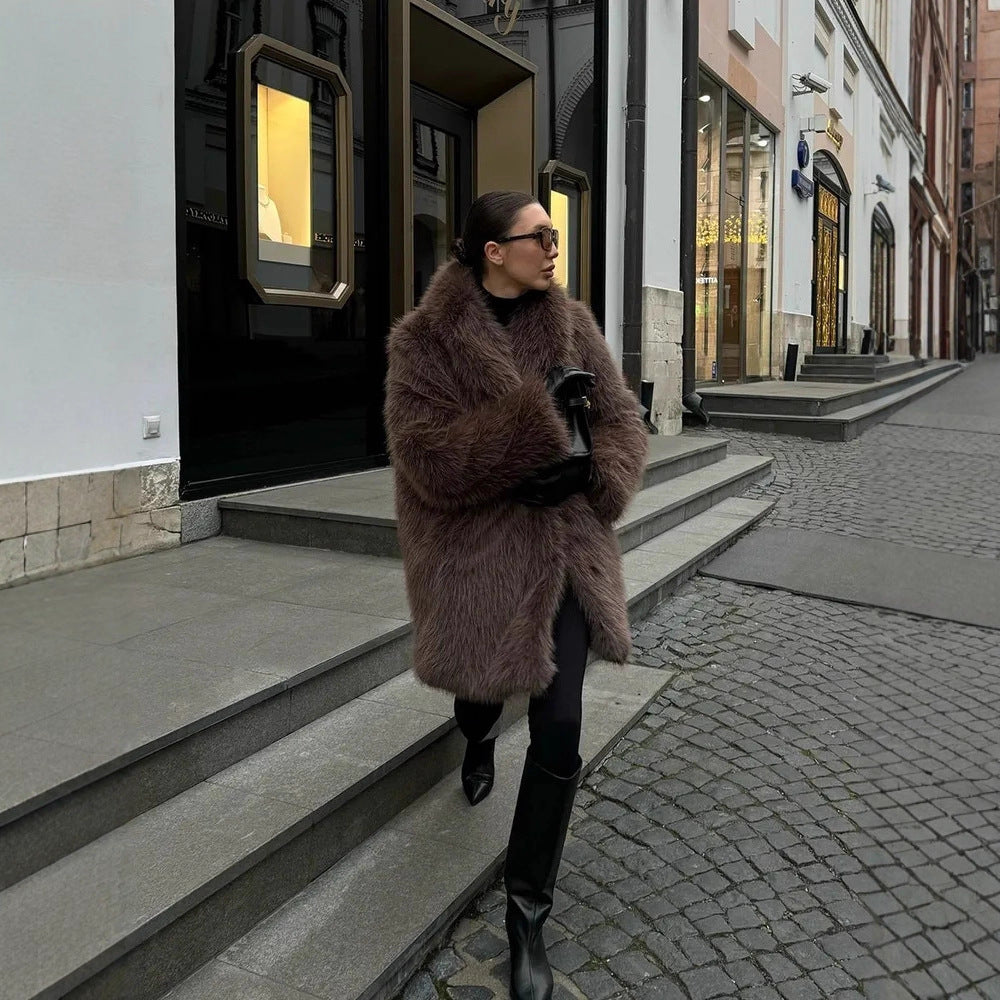 Kurzer Mantel aus Kunstfell mit Peter-Pan-Kragen | LuxeStyle