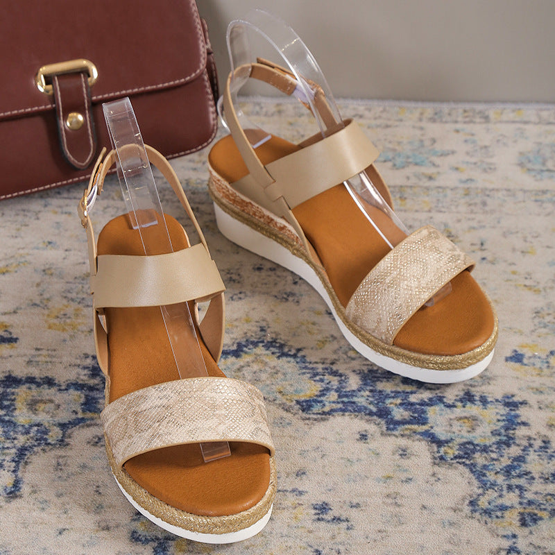 Keilabsatz-Sandalen mit breitem Riemen – Bild 13 | LuxeStyle
