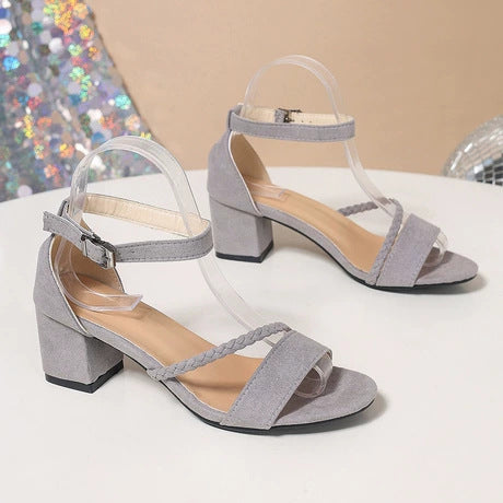 Keilsandalen mit Nietenriemen und Peep-Toe