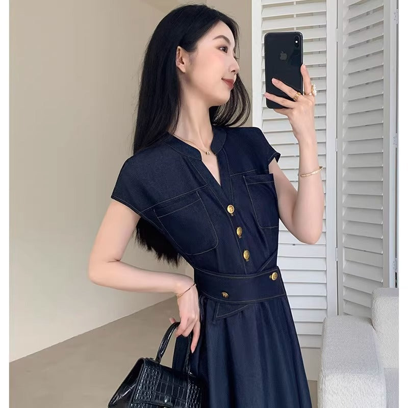 Elegantes, figurbetontes Midikleid mit hoher Taille