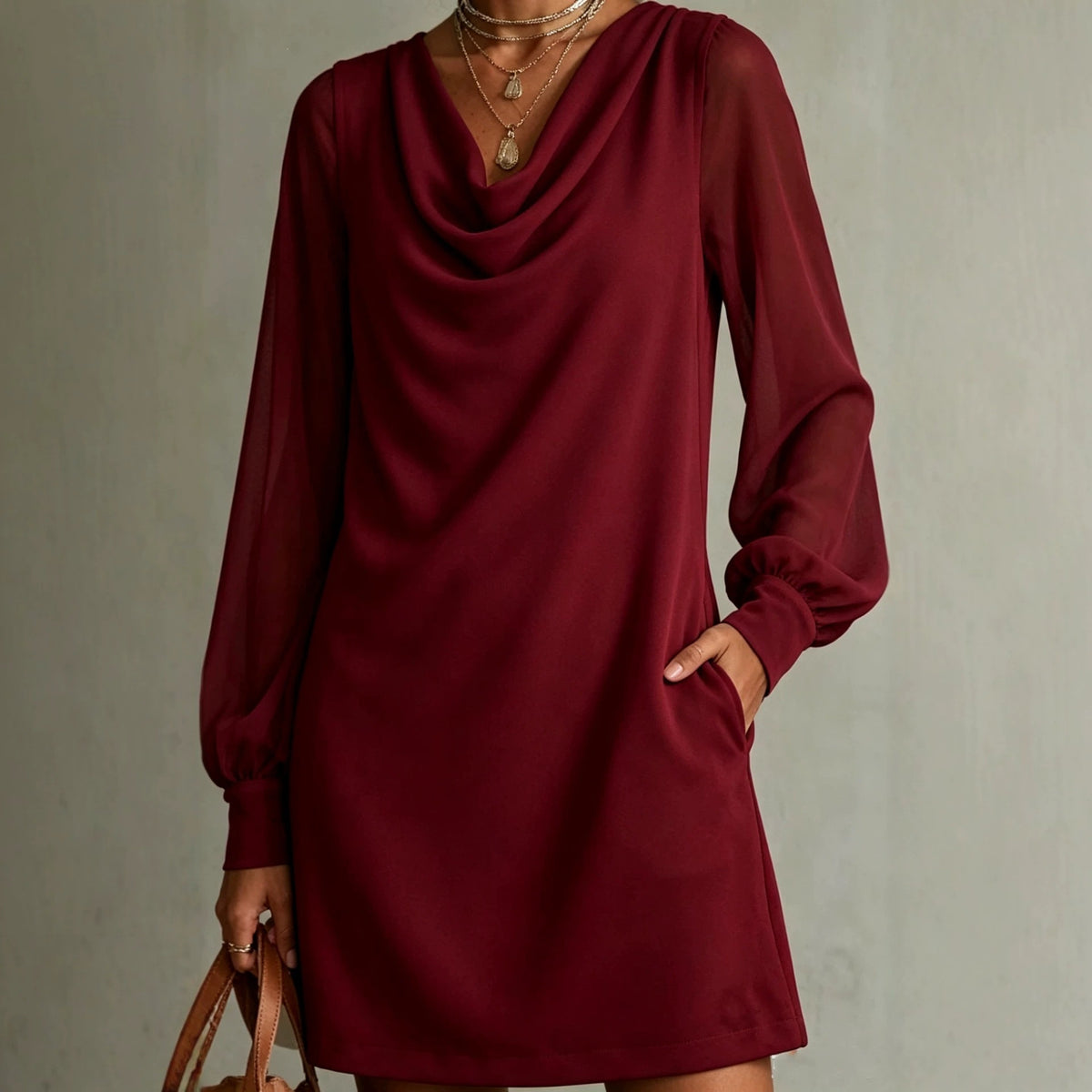 Kurzes Damenkleid mit Wasserfallausschnitt – Bild 5 | LuxeStyle