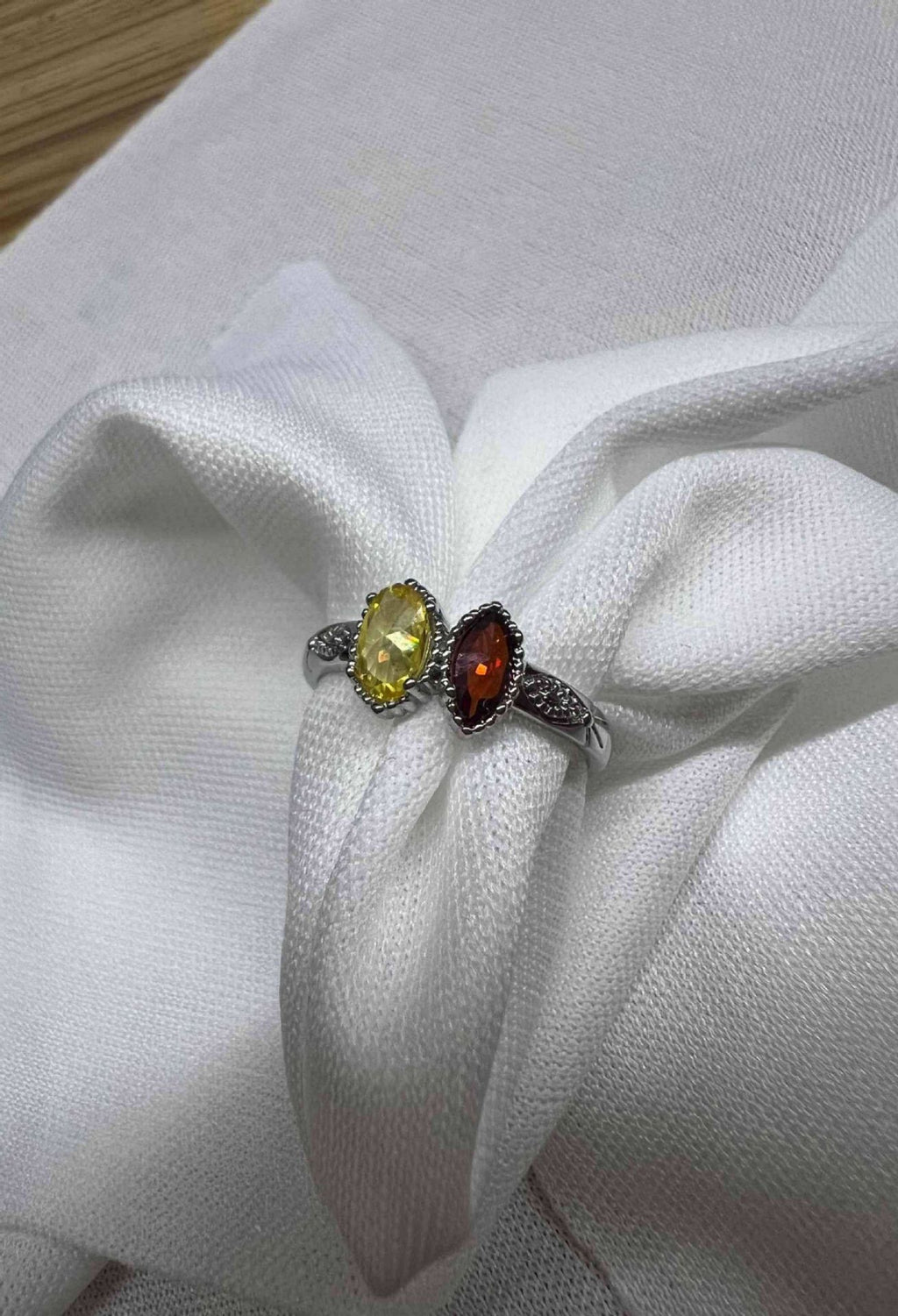Personalisierbarer Ring mit Stein – Bild 7 | LuxeStyle
