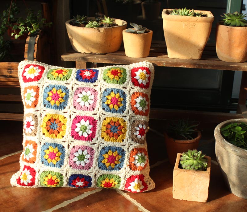 Gehäkeltes Blumenkissen im Nordic-Stil – Bild 3 | LuxeStyle