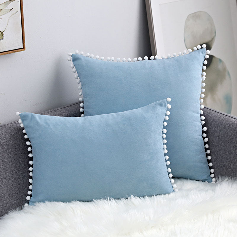 Sofa Kissen mit verspielten Bommeln – Bild 4 | LuxeStyle