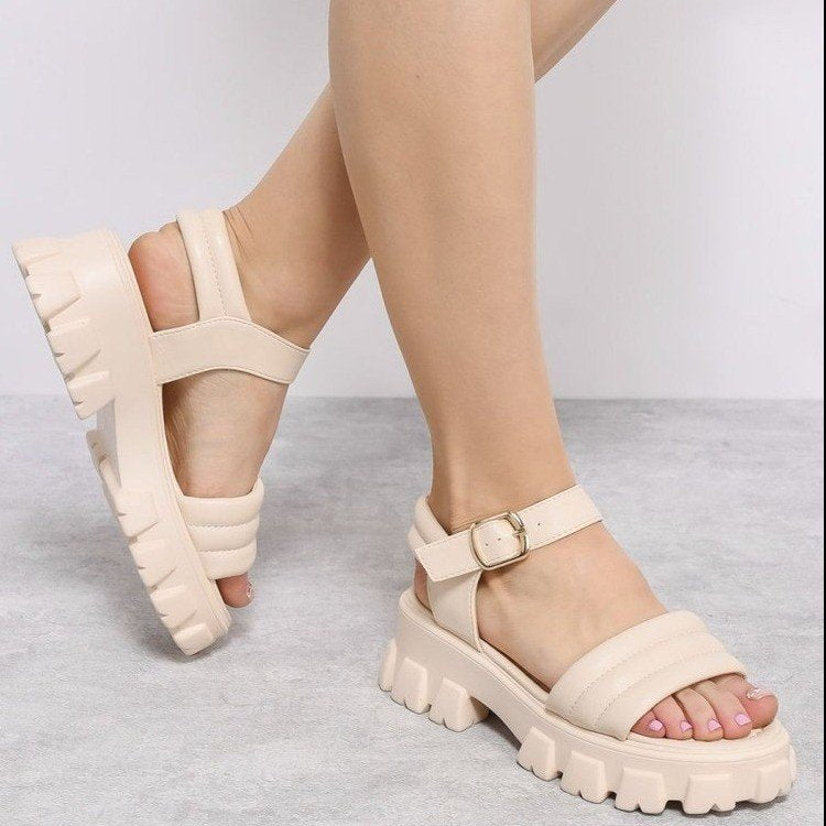 Sandalen mit Plattform und Schnallen | LuxeStyle