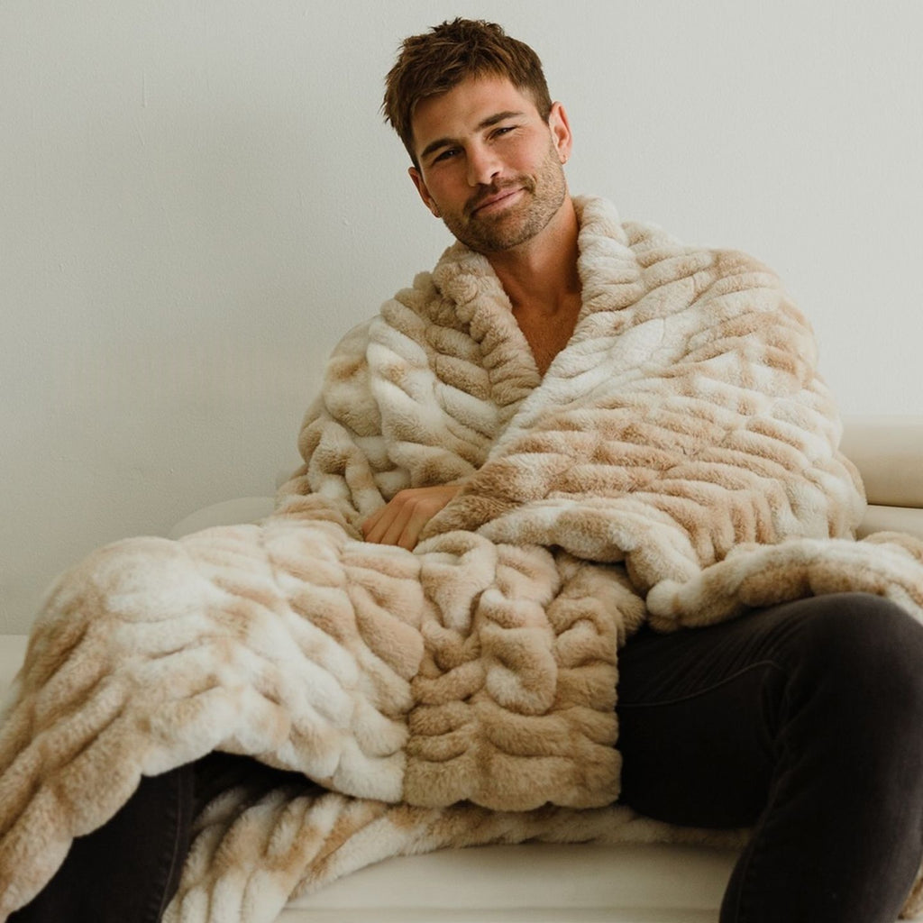 Faux-Fur-Decke im Tie-Dye-Look