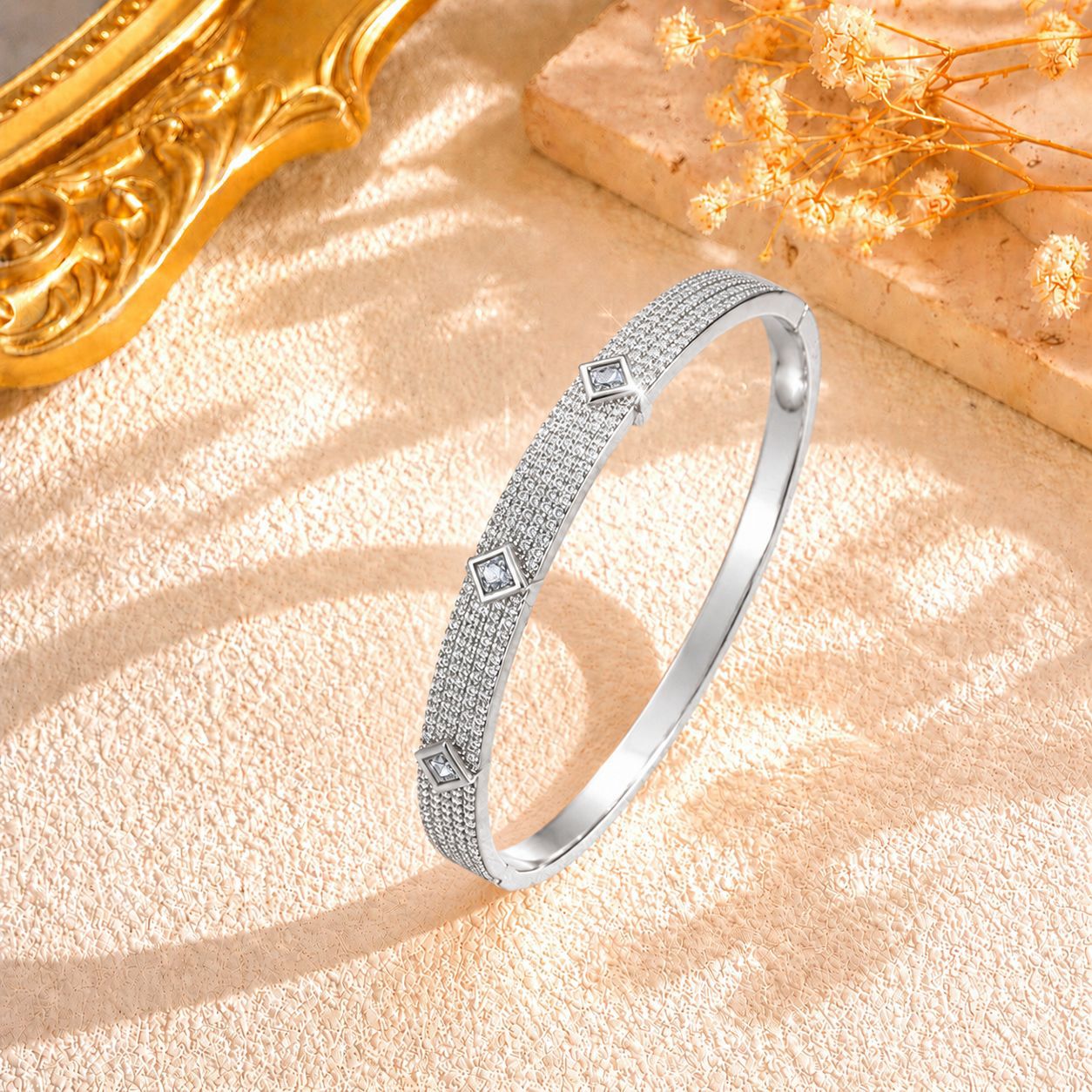 Filigranes Armband mit Strass-Sternen