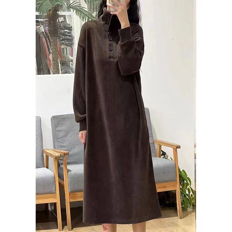 Rollkragen-Maxikleid mit Knöpfen