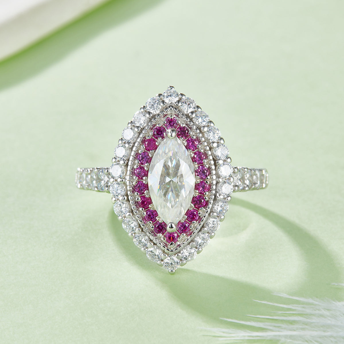 Moissanite Ring mit Doppelhallo