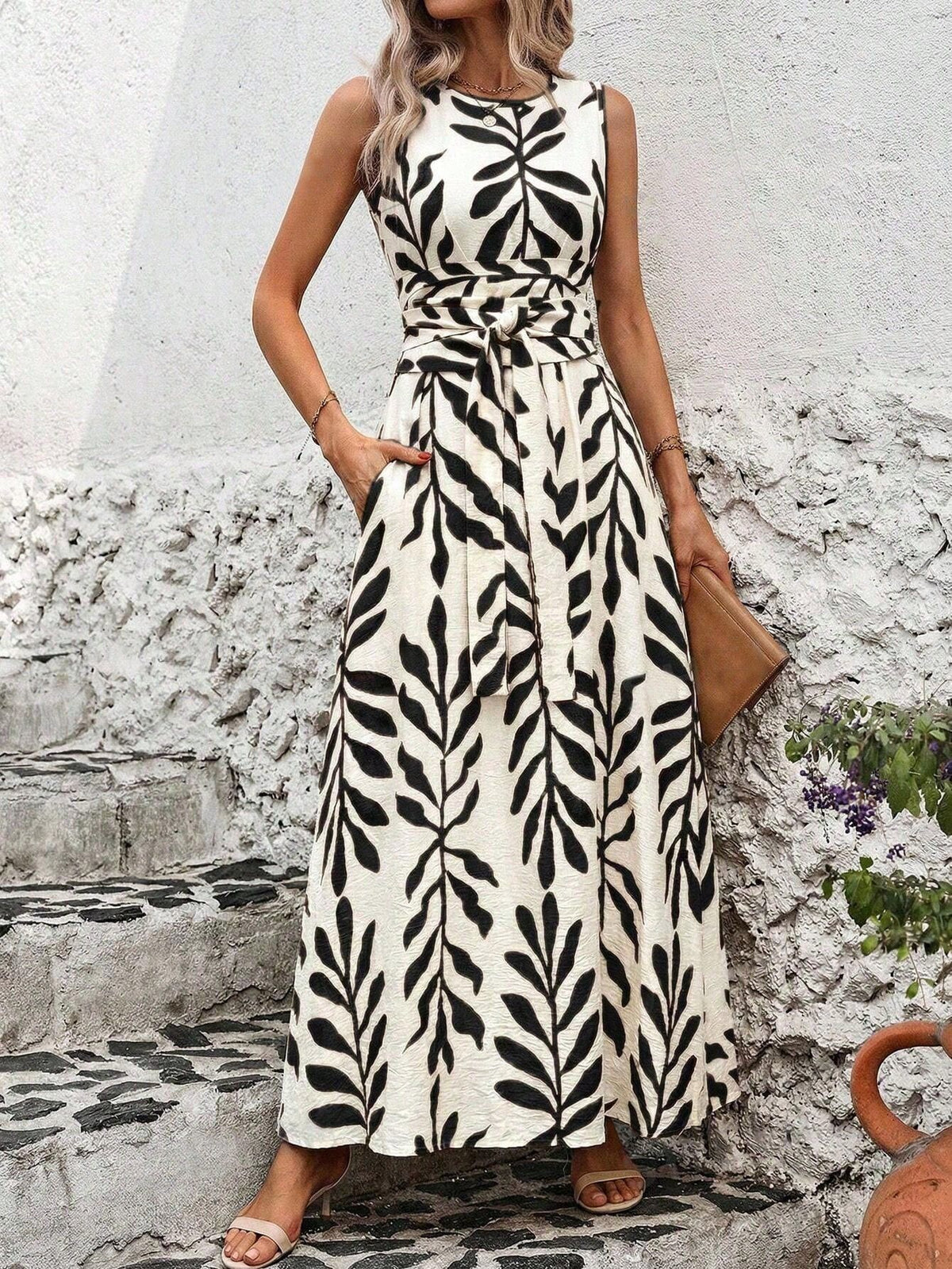 Elegantes Damenkleid mit Gürtel – Bild 3 | LuxeStyle