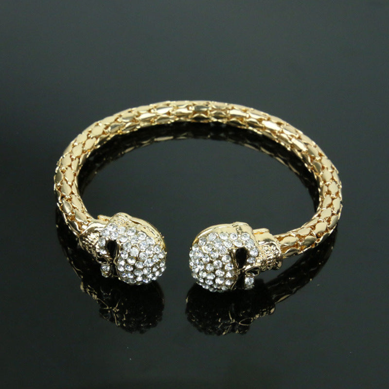 Glitzernder Totenkopf-Armreif mit Diamanten