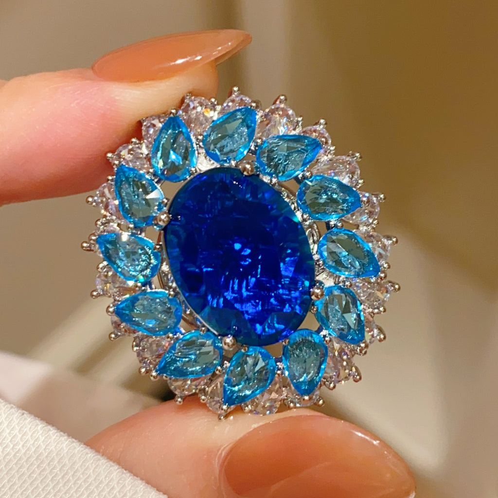 Diamantbesetzte Brosche in geometrischer Form | LuxeStyle