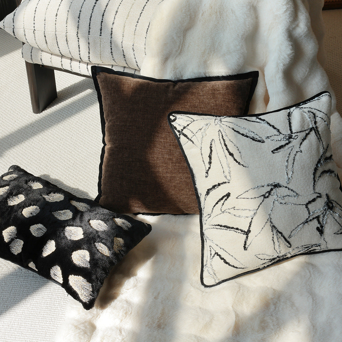 Elegant Embroidered Kissenbezug