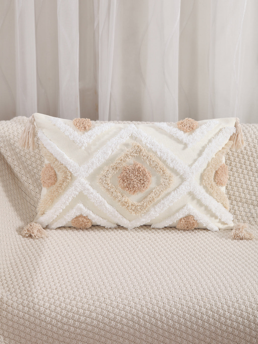 Boho Kissenhülle mit geometrischem Tufting