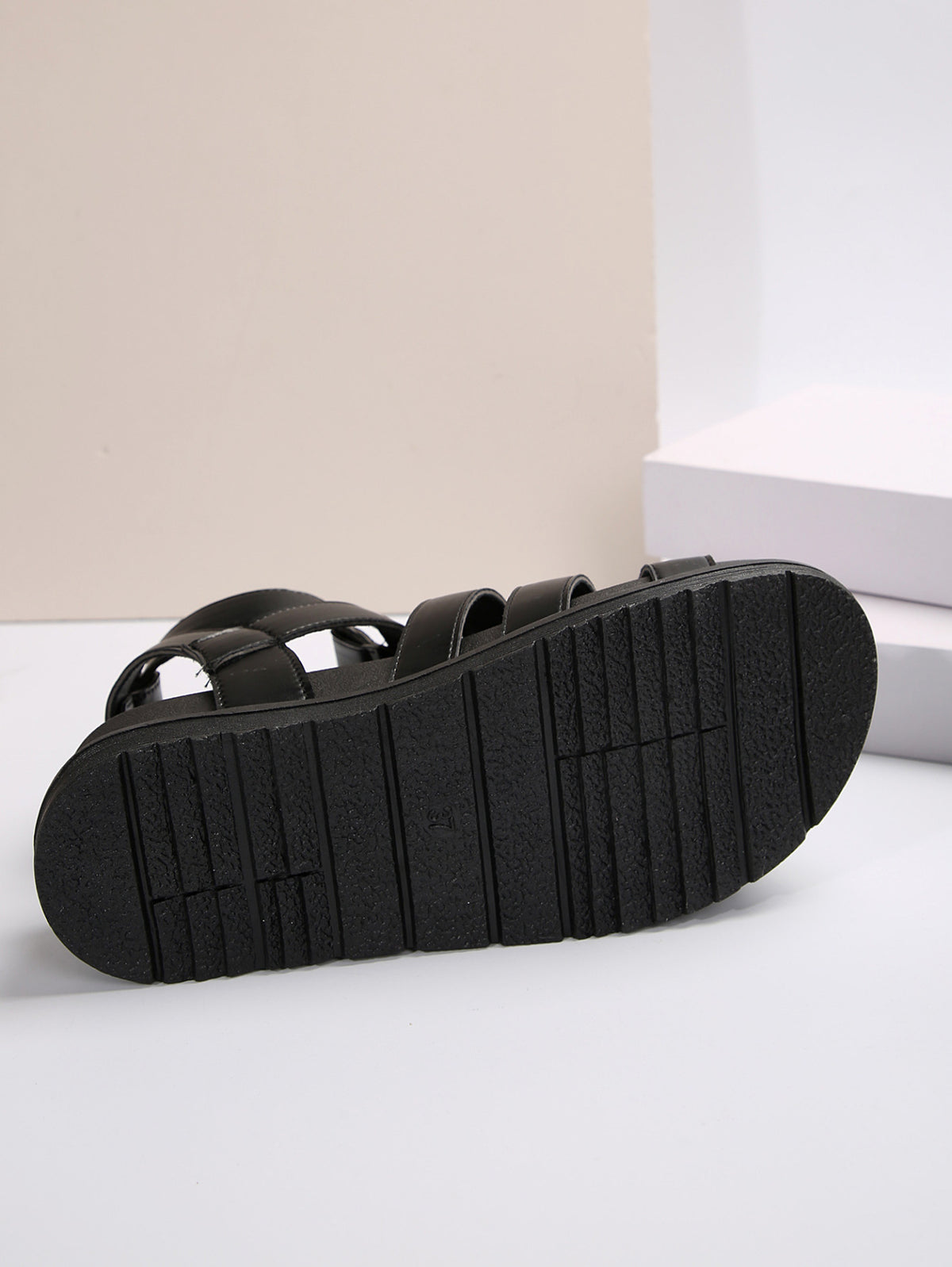 Plateau-Sandalen mit Riemchenschnalle – Bild 17 | LuxeStyle