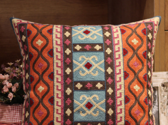 Besticktes Kissen mit Blumenmuster – Bild 2 | LuxeStyle