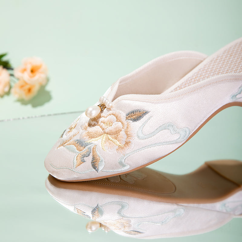 Satin-Slipper mit Pfingstrosen-Stickerei