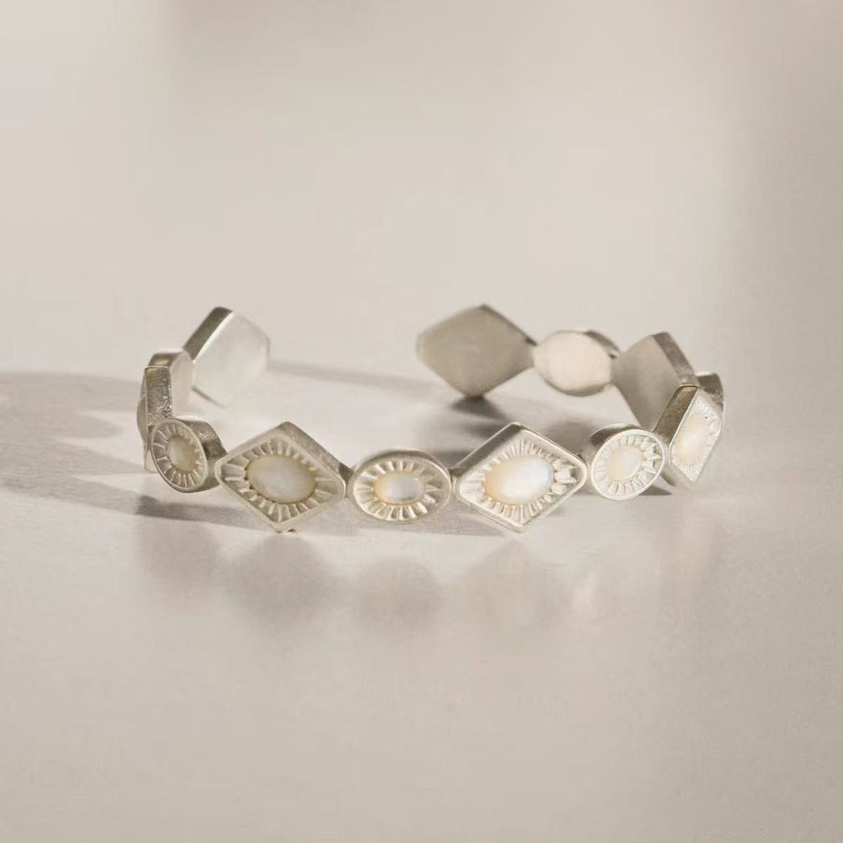 Rhombus Armband mit Zirkonia – Bild 2 | LuxeStyle