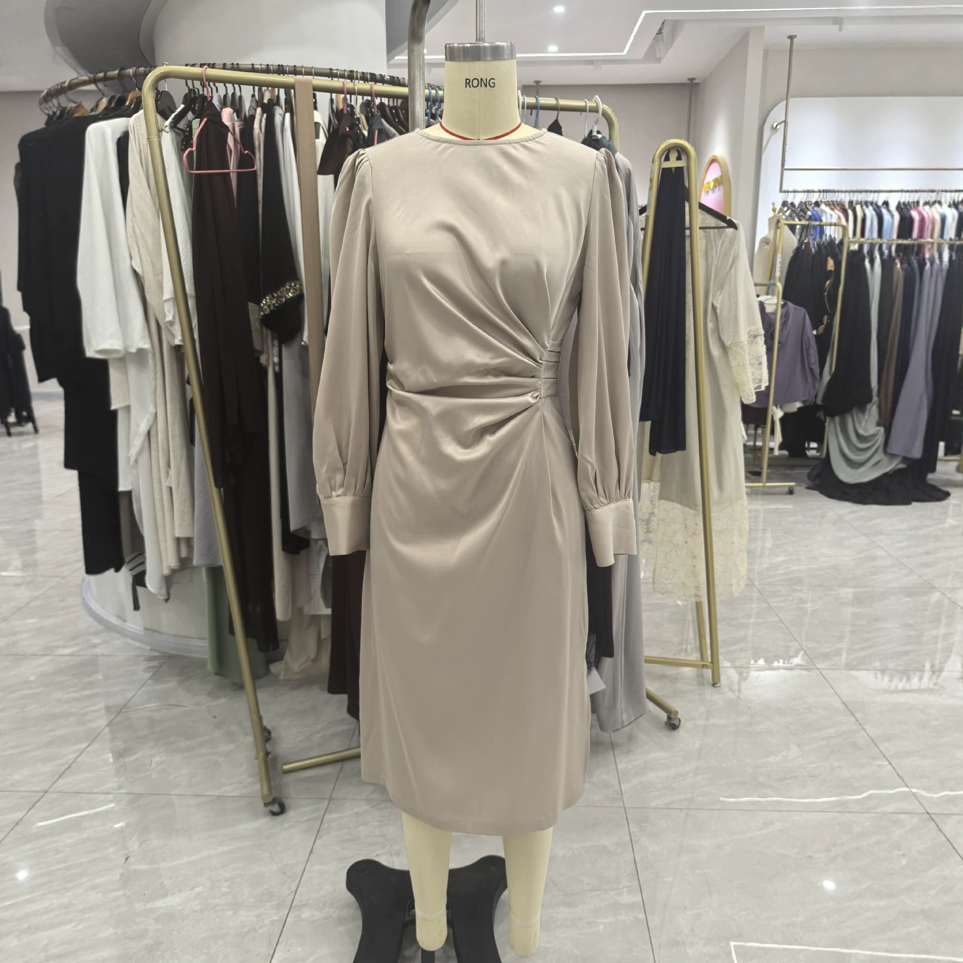 Elegantes Satin-Kleid mit Puffärmeln