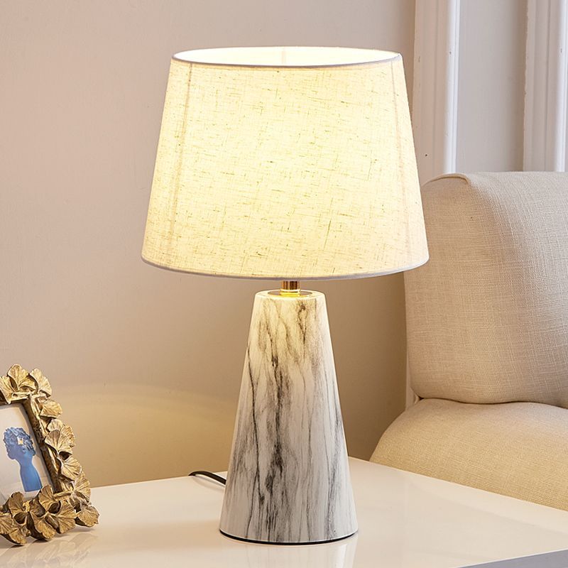 Nordische Tischlampe mit Dimmer