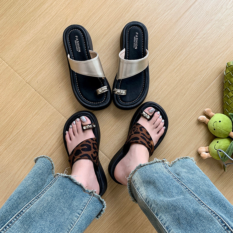 Plateau-Sandalen mit Zehensteg im Leo-Look