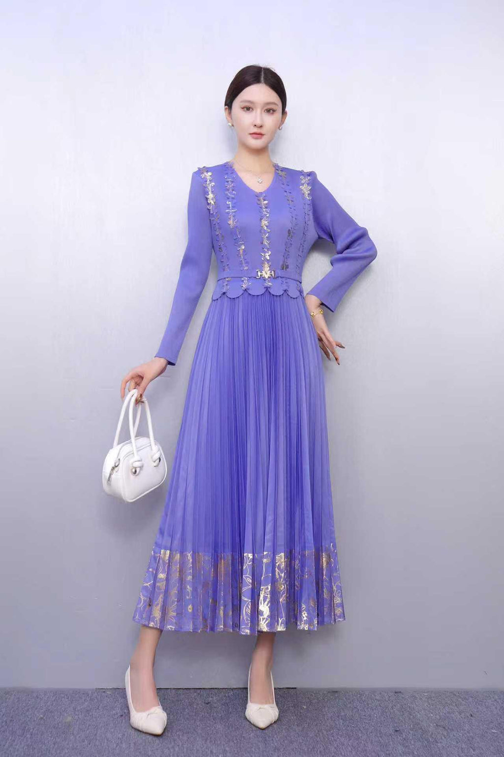 Elegantes, locker geschnittenes Kleid