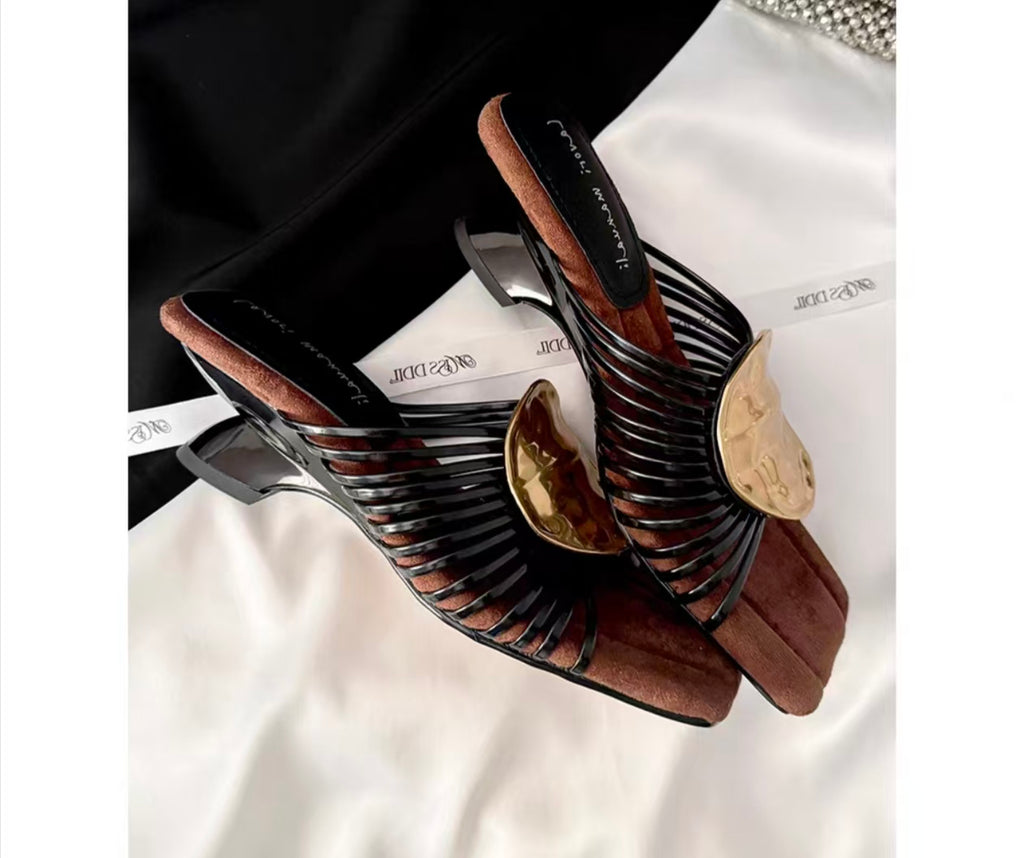 Römer-Sandalen mit dünnen Riemen und Keilabsatz