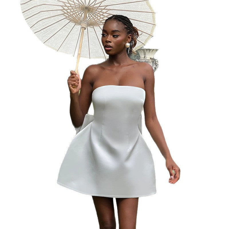 Rückenfreies Satin-Minikleid mit Schleife – Bild 3 | LuxeStyle