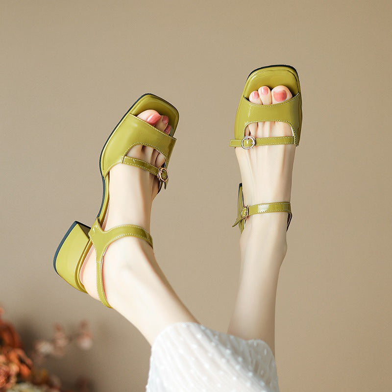 Sandalen mit Fischmaul-Design und Blockabsatz