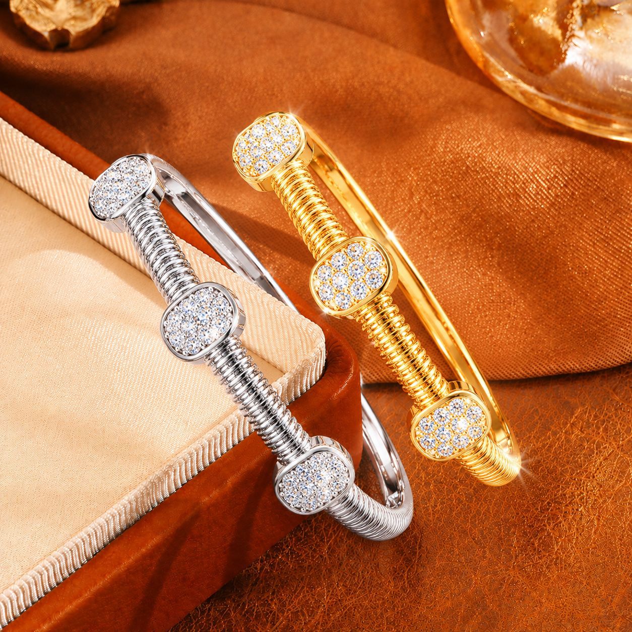 Federarmband mit Diamanten