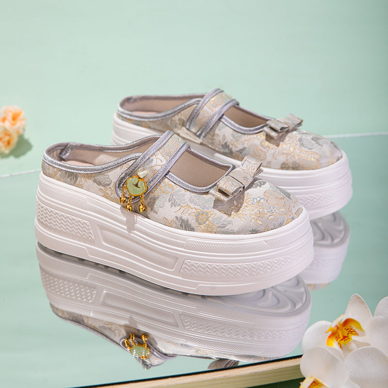 Bestickte Plateau-Mules im Vintage-Stil