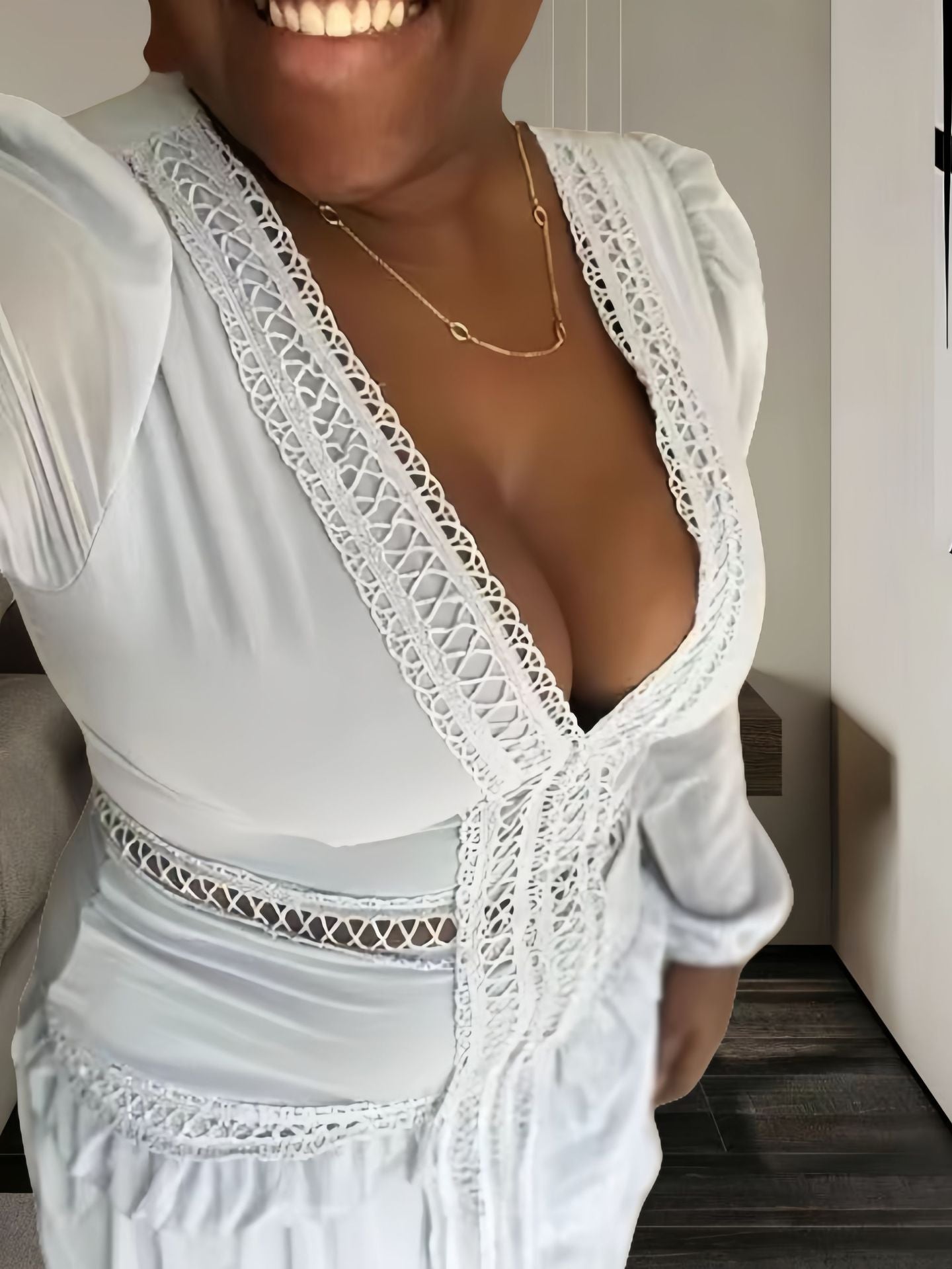 V-Ausschnitt Kleid mit Rüschensaum & Seitenschlitz