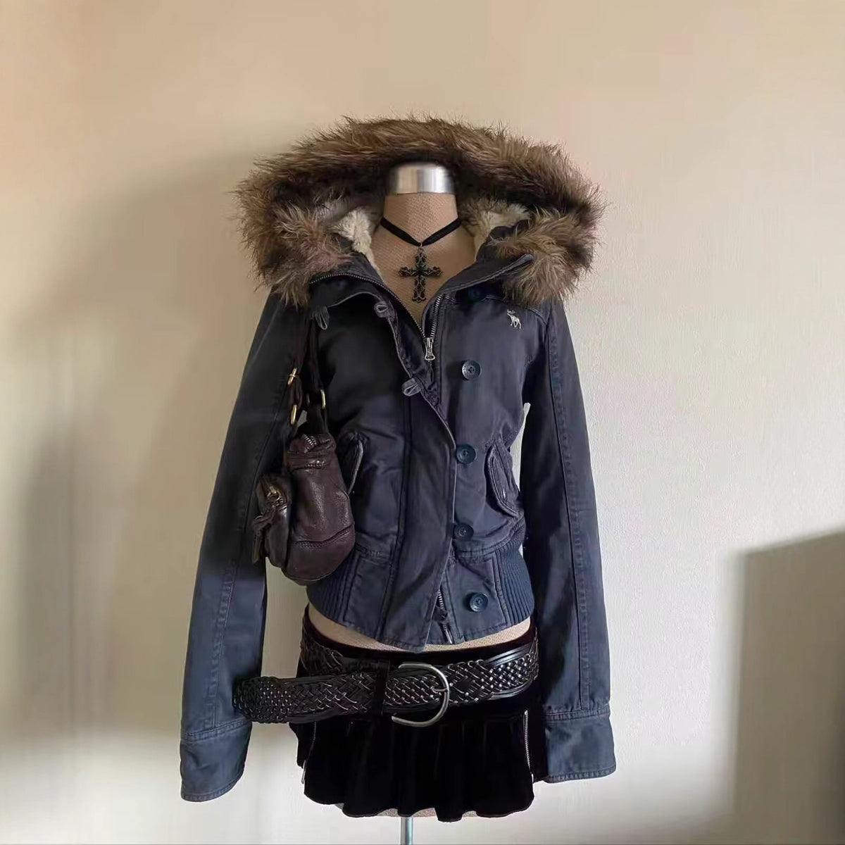Kurze Damen-Jacke mit Kapuze | LuxeStyle
