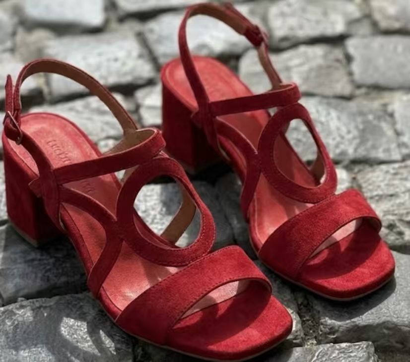 High-Heel Wildleder-Sandalen mit Schnalle