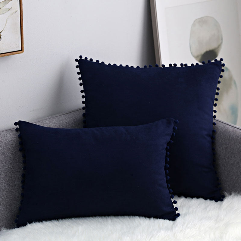 Sofa Kissen mit verspielten Bommeln – Bild 5 | LuxeStyle